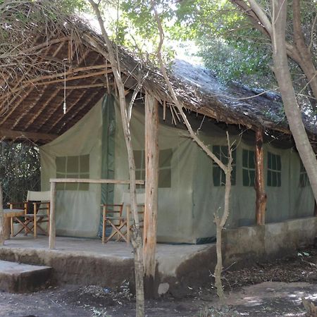 Отель Enchoro Wildlife Camp Ololaimutiek Экстерьер фото