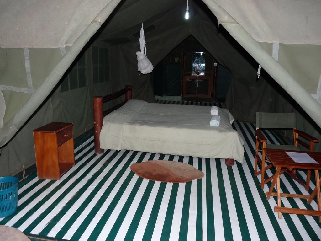 Отель Enchoro Wildlife Camp Ololaimutiek Номер фото