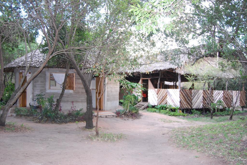 Отель Enchoro Wildlife Camp Ololaimutiek Экстерьер фото
