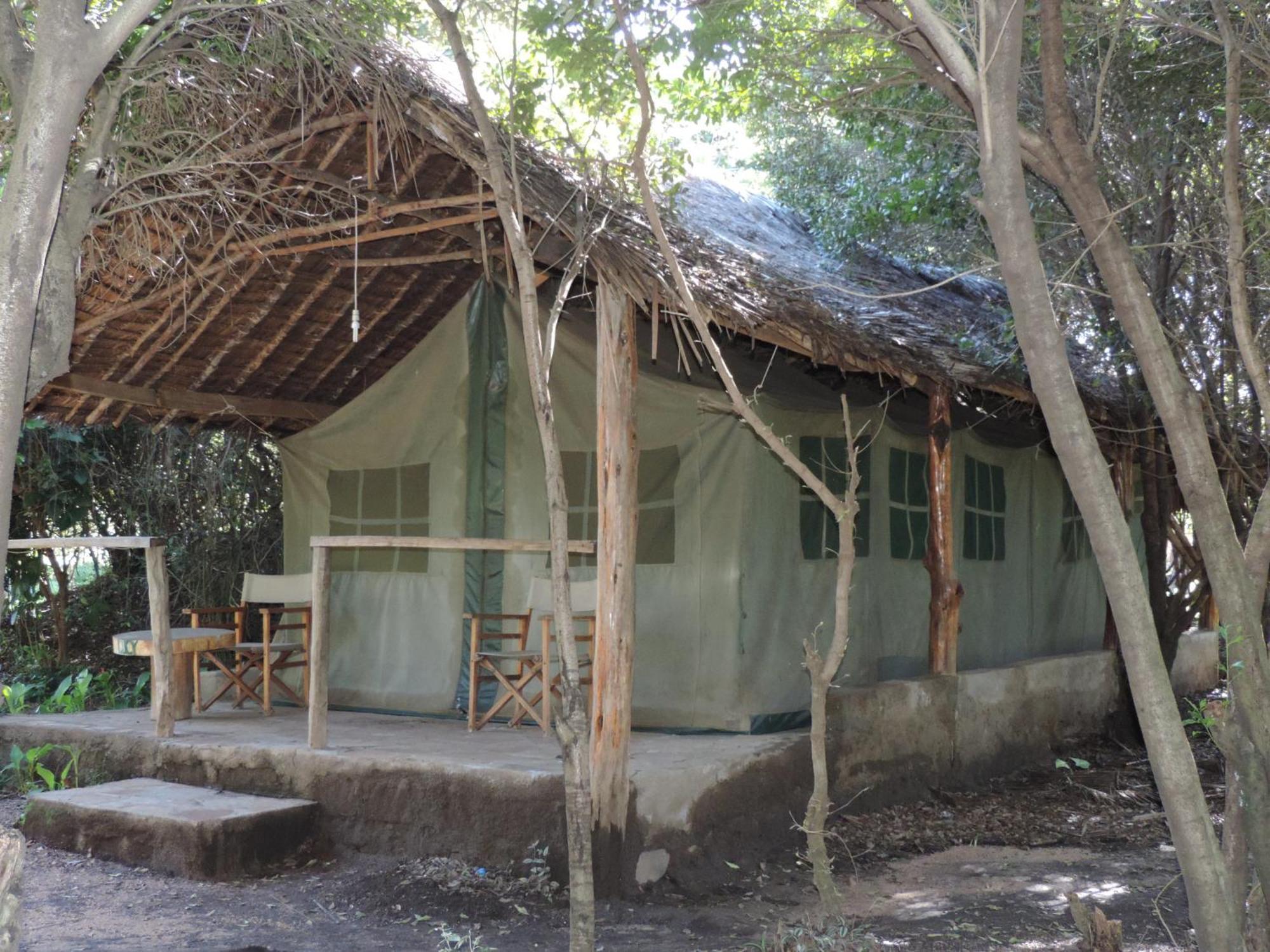 Отель Enchoro Wildlife Camp Ololaimutiek Экстерьер фото