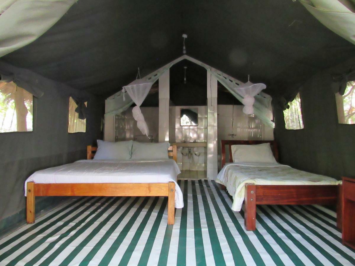 Отель Enchoro Wildlife Camp Ololaimutiek Экстерьер фото